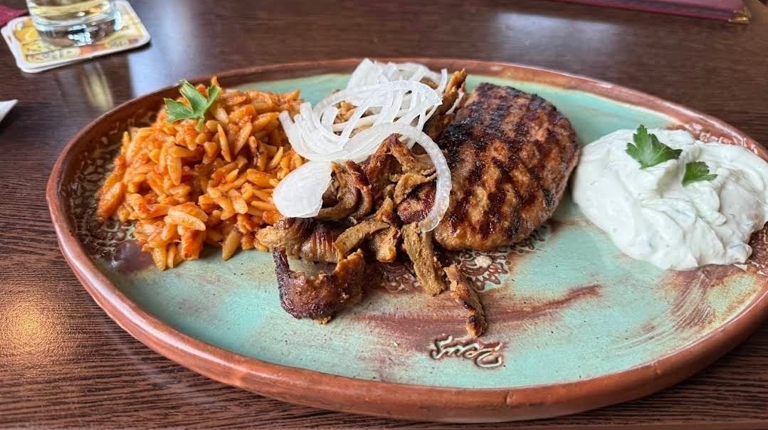 Bifteki mit Gyros und Tomatenreis – Restaurant Zeus Berlin-Karow