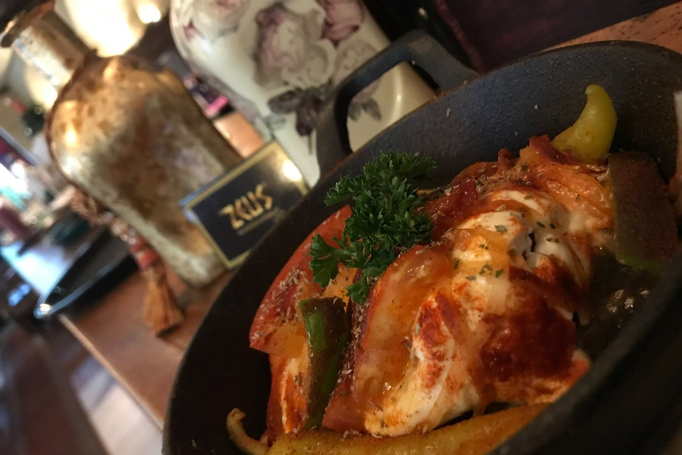 Überbackener Schafskäse mit Tomate und Paprika im Pfännchen – Restaurant Zeus Berlin-Karow