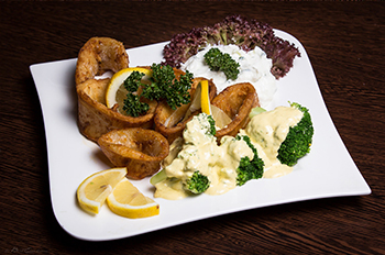 Fischteller mit Broccoli und Bernaise – Restaurant Zeus Berlin-Karow