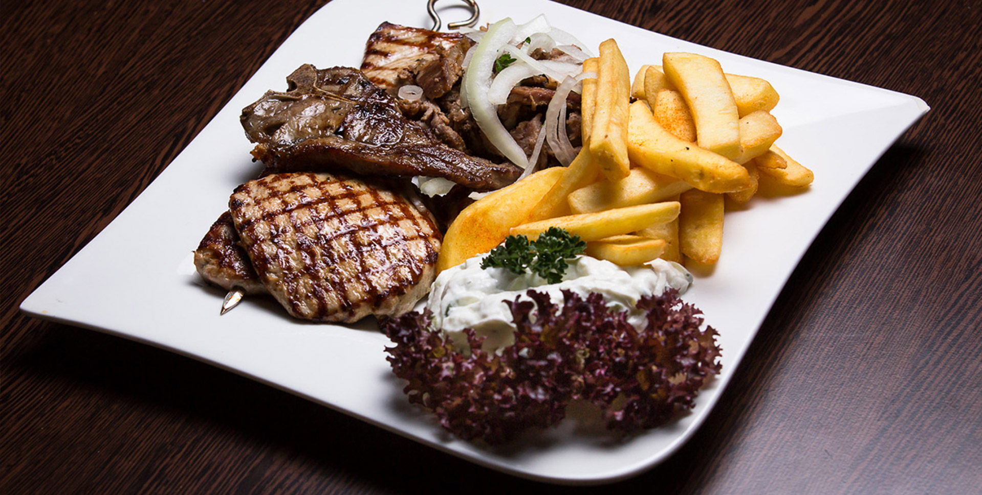 Gemischter Grillteller mit Gyros, Souvlaki und Kotelett – Restaurant Zeus Berlin-Karow