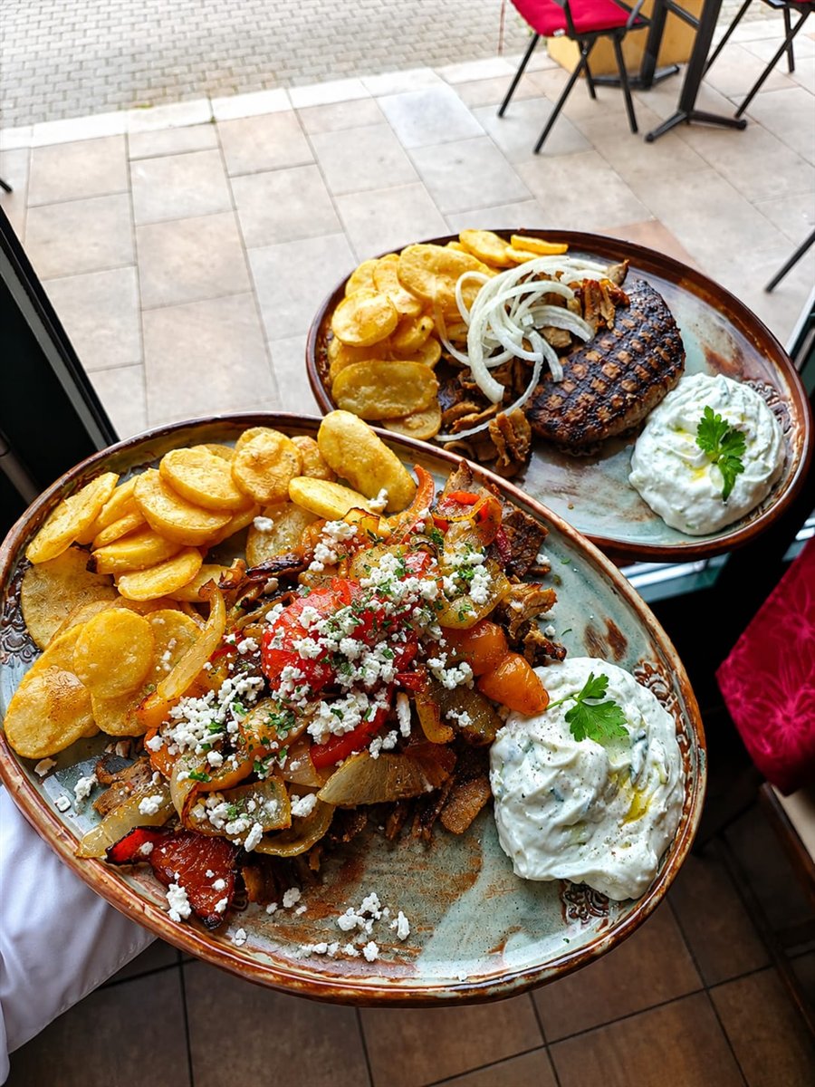 Gyros ZEUS mit Paprika und Schafskäse sowie Bifteki-Teller – Restaurant Zeus Berlin-Karow