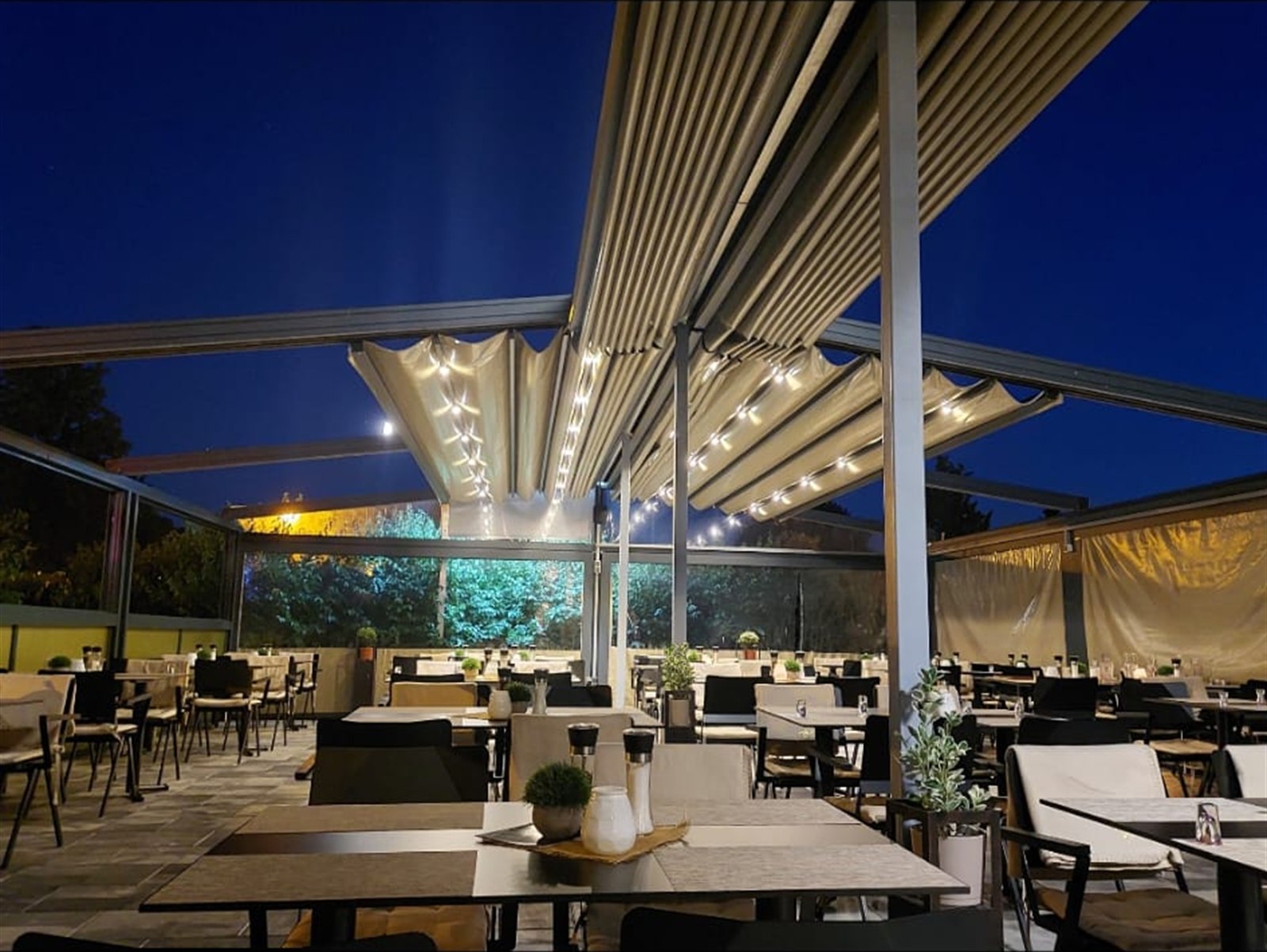 Überdachte Terrasse am Abend – Restaurant Zeus Berlin-Karow